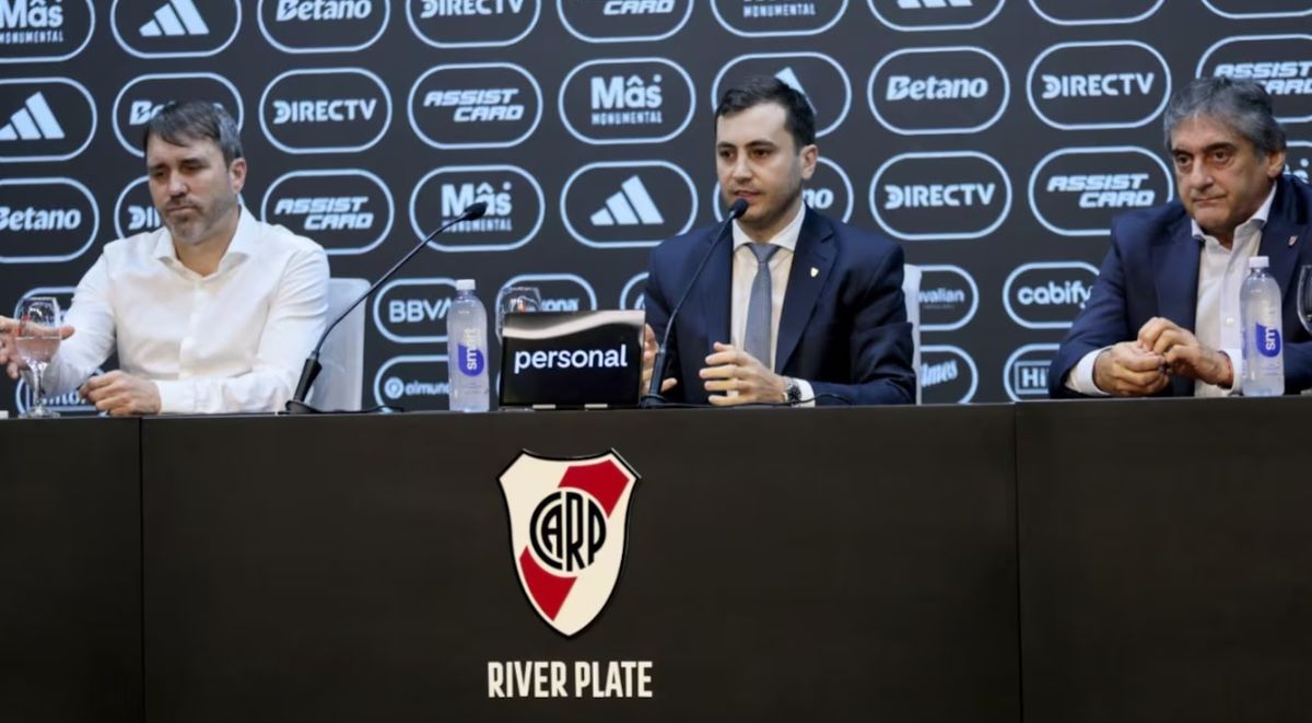 Coudet, Di Carlo y Franchescoli en la presentaci&oacute;n del entrenador.