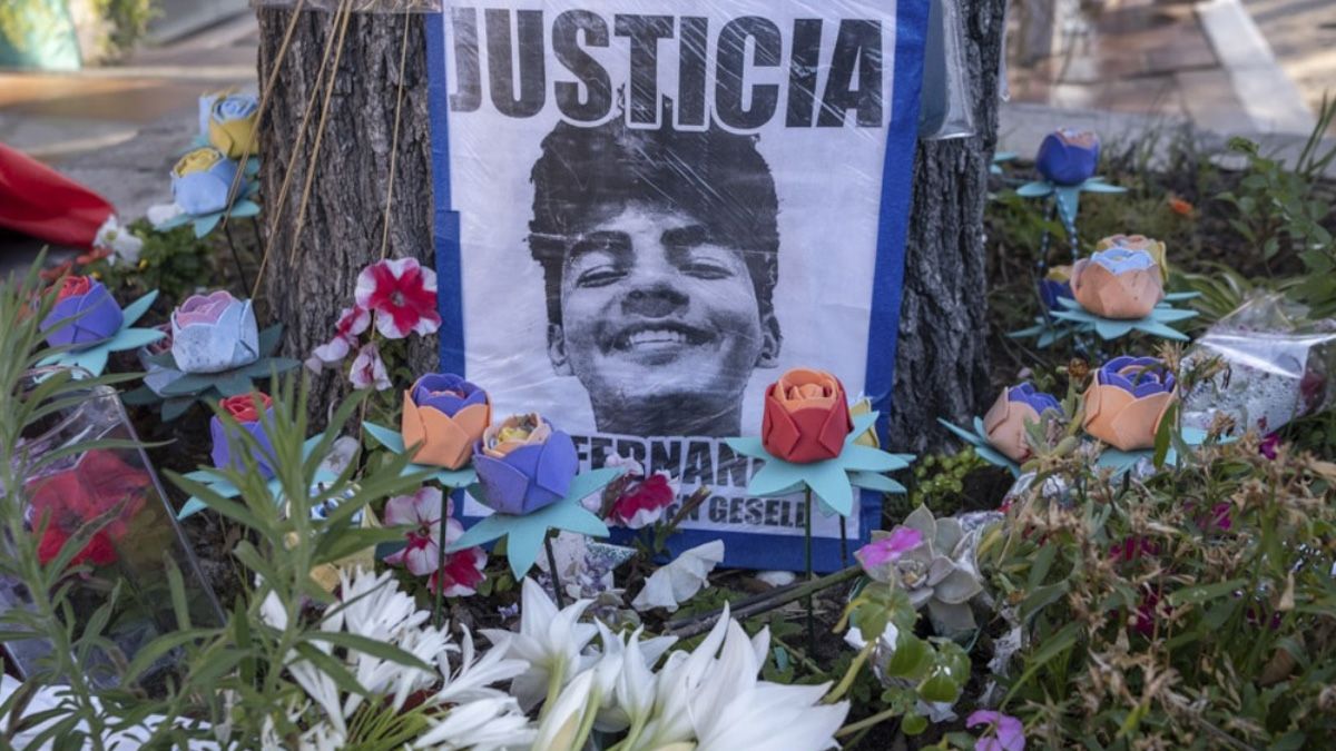 Mientras se realizaba la última audiencia en los Tribunales de Dolores, mucha gente reclamaba justicia por Fernando Báez Sosa y les gritaba asesinos a los imputados