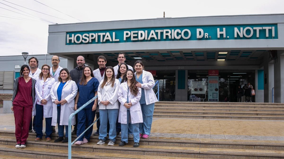 Este es el equipo de profesionales del hospital Notti que realizó con éxito por primera vez en el interior del país una operación de columna con barras magnéticas.