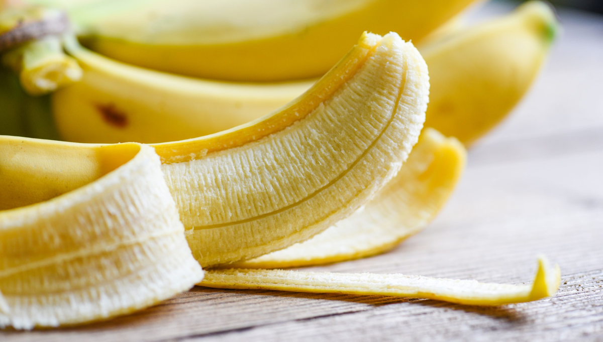 El sencillo truco que revela cómo y dónde guardar las bananas para que duren más de una semana