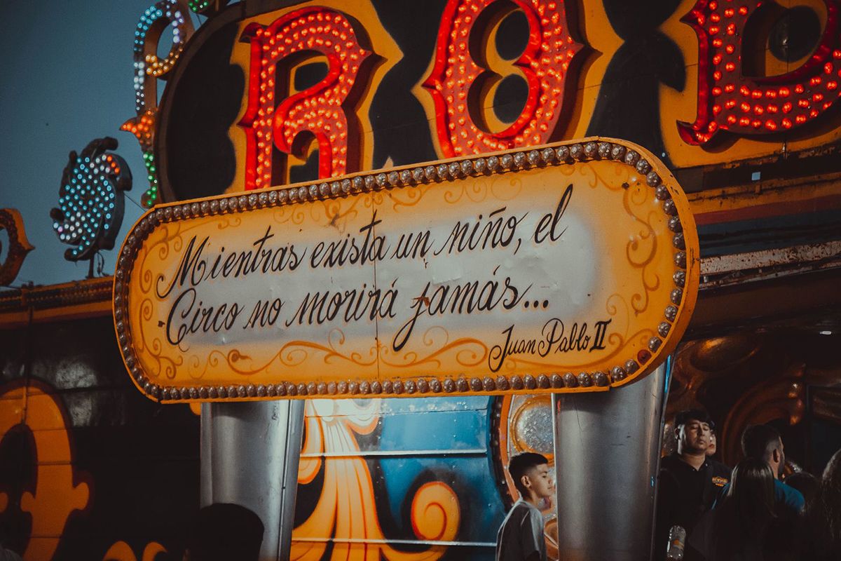 Una propuesta que combina ilusión, tecnología y efectos visuales que traspasan los límites del escenario. Una propuesta que combina ilusión, tecnología y efectos visuales que traspasan los límites del escenario.