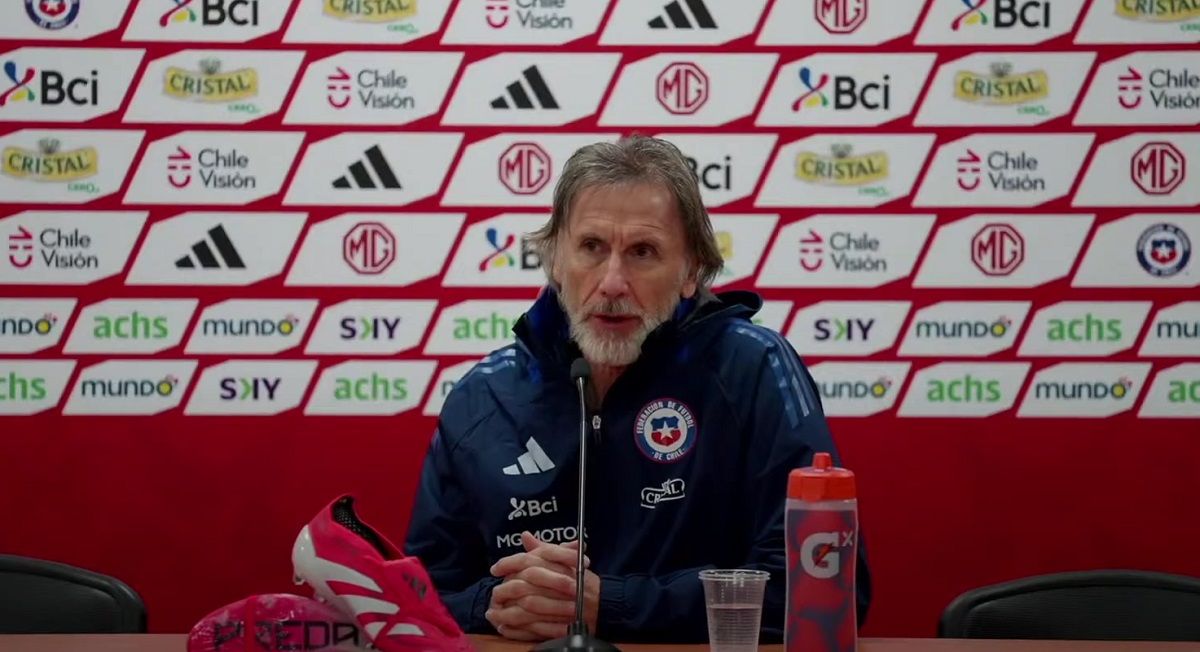 El entrenador enfrentó los micrófonos en la previa de un partido clave para la Roja.