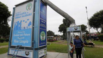 Construyen árboles metálicos para reducir la contaminación