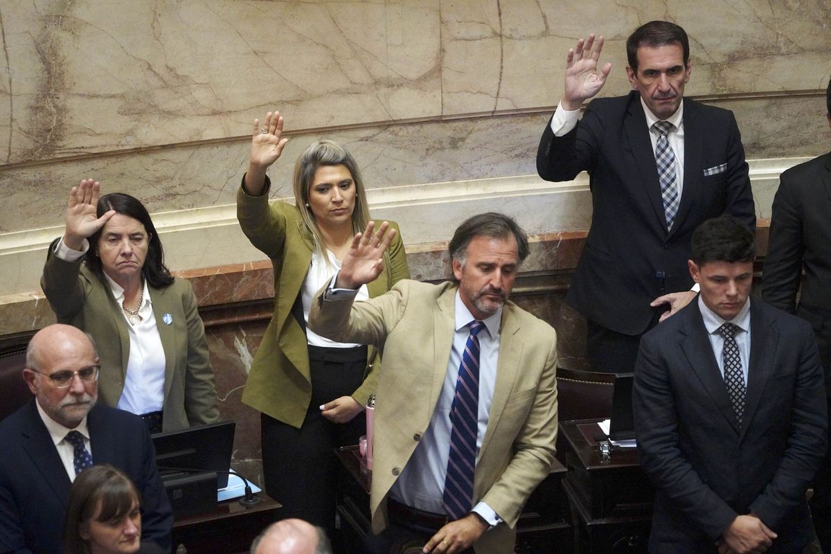 En un clima de tensión se votó la reforma laboral este viernes y obtuvo la sanción final. En un clima de tensión se votó la reforma laboral este viernes y obtuvo la sanción final.