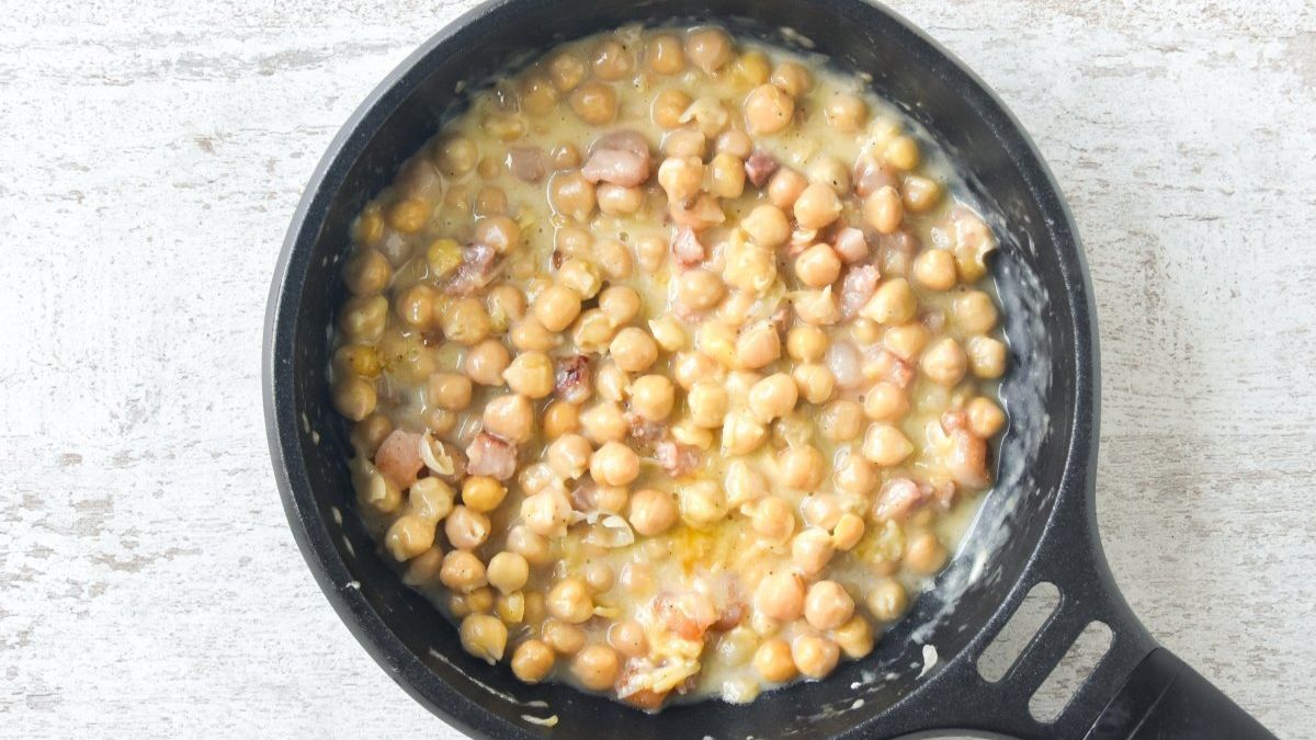 Los garbanzos a la carbonara son una receta sencilla para el almuerzo o la cena que está llena de proteínas. Foto: gentileza bonviveur. Los garbanzos a la carbonara son una receta sencilla para el almuerzo o la cena que está llena de proteínas. Foto: gentileza bonviveur.