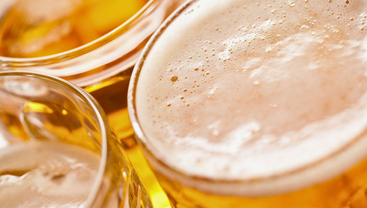 La cerveza puede ser un excelente fertilizante para el pasto de tu jardín. La cerveza puede ser un excelente fertilizante para el pasto de tu jardín. 