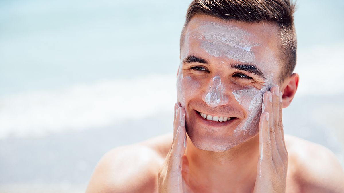 Es importante el uso de protector solar para evitar daños en nuestra piel. 