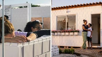 Construyen en 15 horas una vivienda con bloques de plástico y con recursos autosuficientes para una madre de nueve hijos