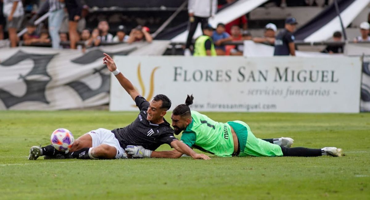 Bruno Nasta marcó el gol de guapo, luego de luchar una pelota con Josúe´Ayala y le pegó desde el piso y anotó el gol.