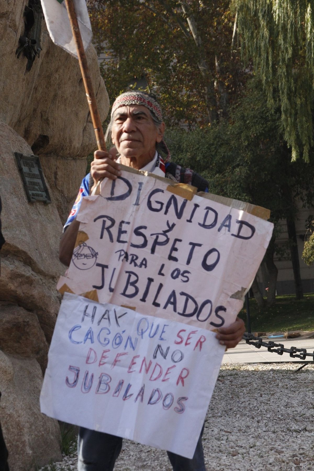 Este jubilado da la nota en cada marcha con sus carteles "caseros" y significativas definiciones. Este jubilado da la nota en cada marcha con sus carteles "caseros" y significativas definiciones.