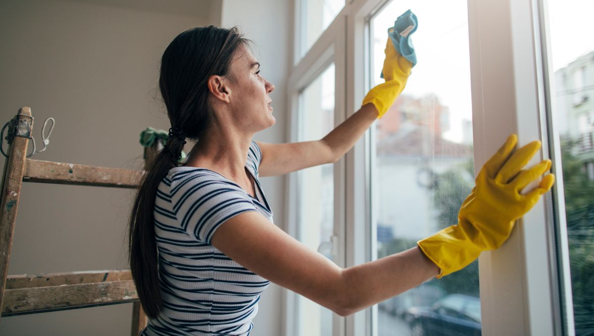 Prepara este líquido hecho en casa para dejar los vidrios y espejos impecables