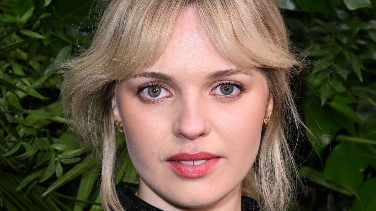 La actriz Odessa Young se luce interpretando a Jane Fairchild en la película de Netflix.