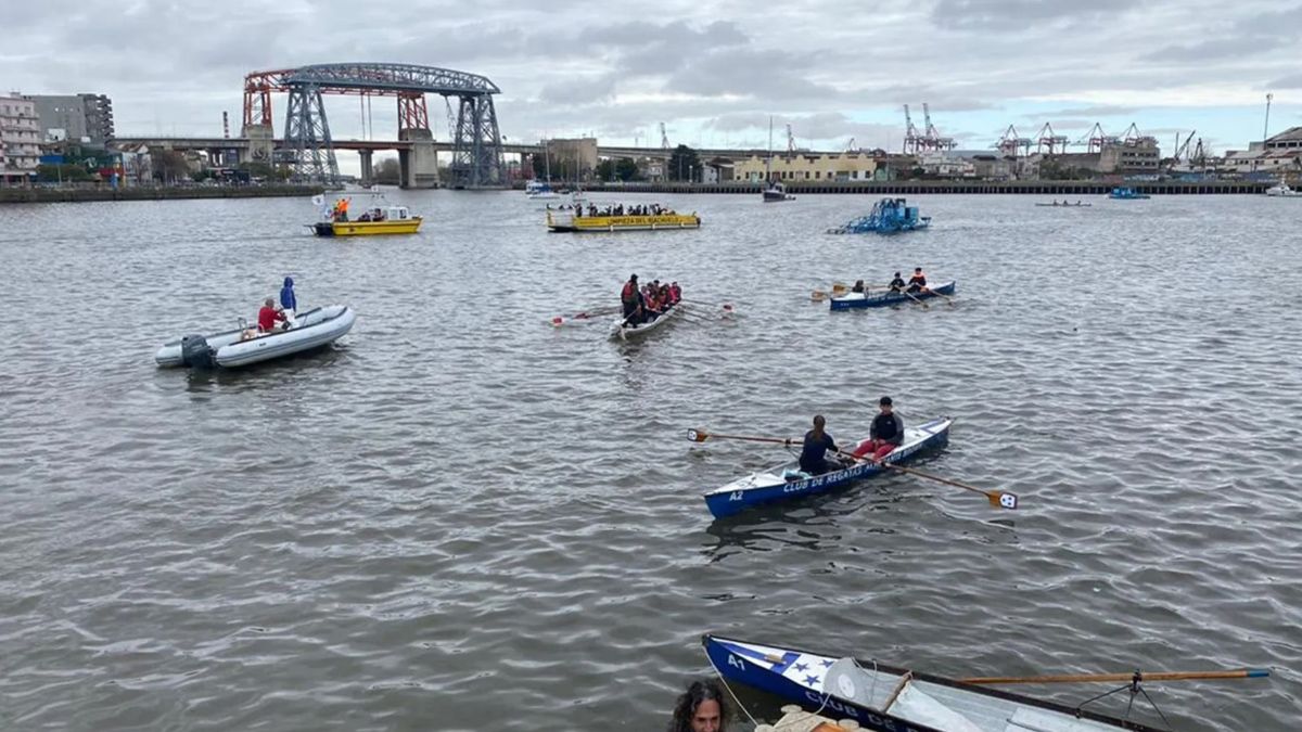 Los trabajos de limpieza y saneamiento permiten que el Riachuelo vuelva a ser navegable Los trabajos de limpieza y saneamiento permiten que el Riachuelo vuelva a ser navegable