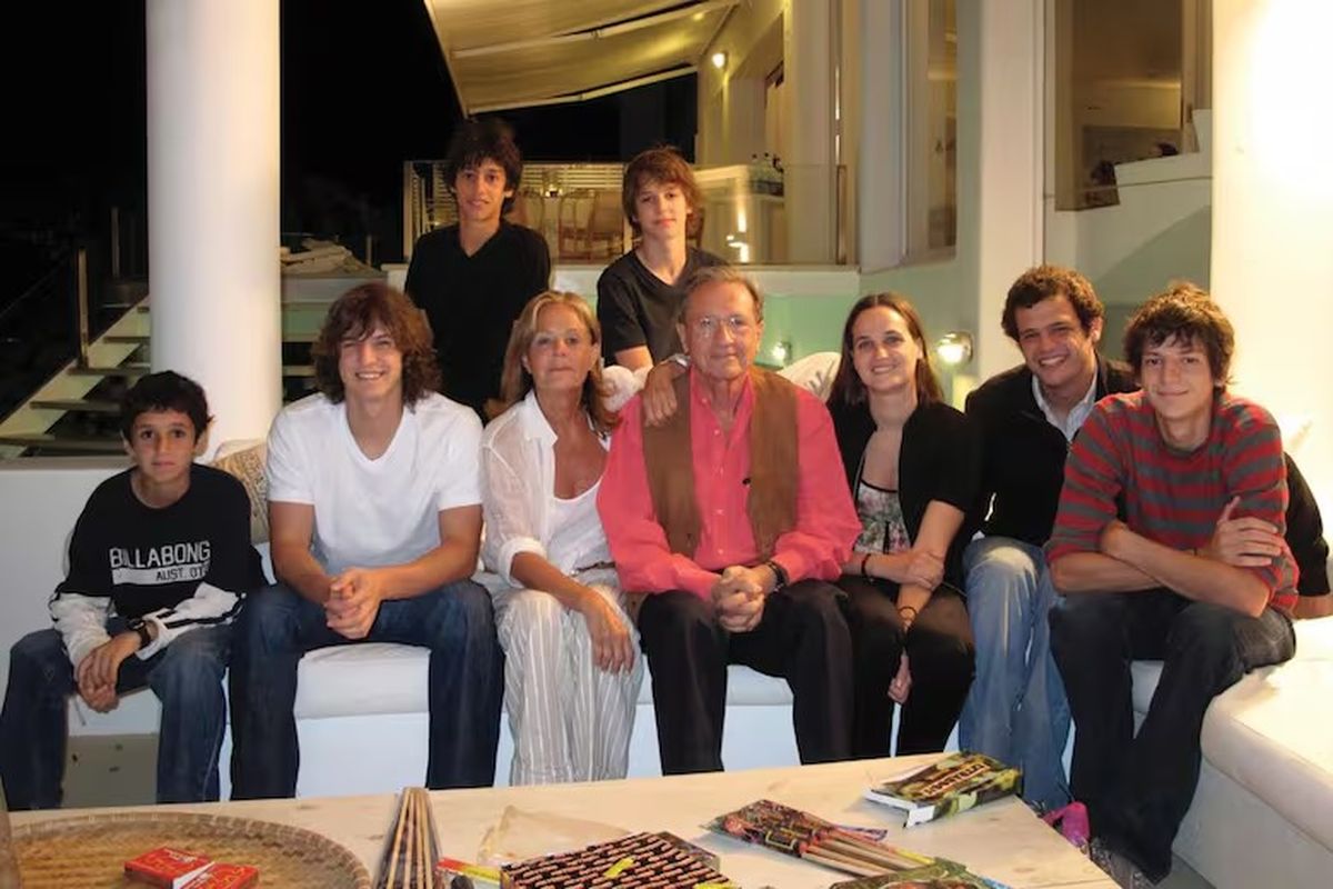 Mariano Grondona se refugia en su familia. Mariano Grondona se refugia en su familia.