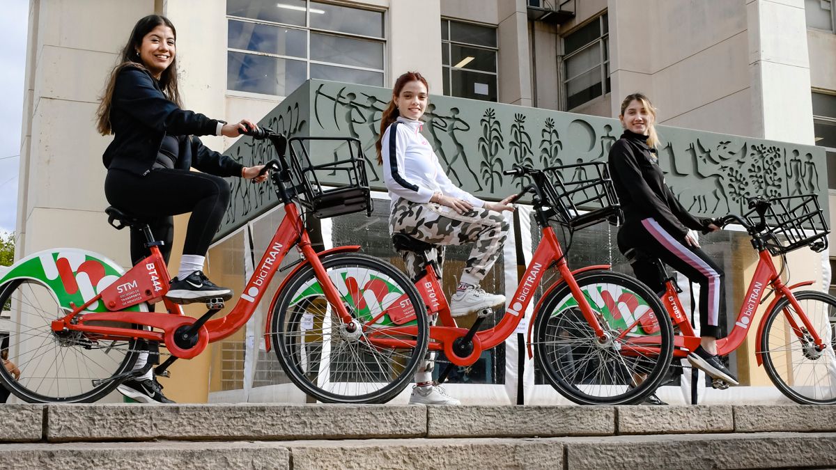 Representantes vendimiales de Guaymallén en la Municipalidad donde está una de las tres nuevas estaciones de Bicitran.