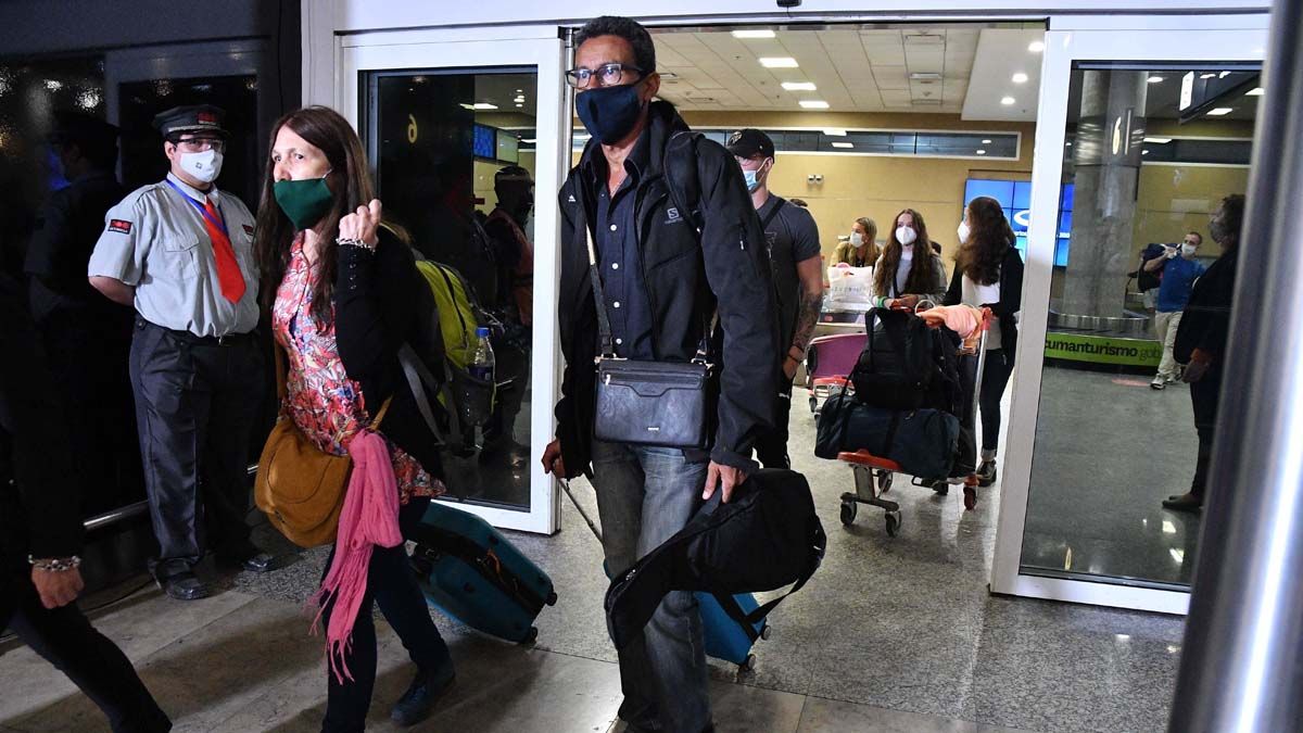 El Gobierno nacional suspenderá los vuelos a tres países donde circulan las nuevas cepas de coronavirus.