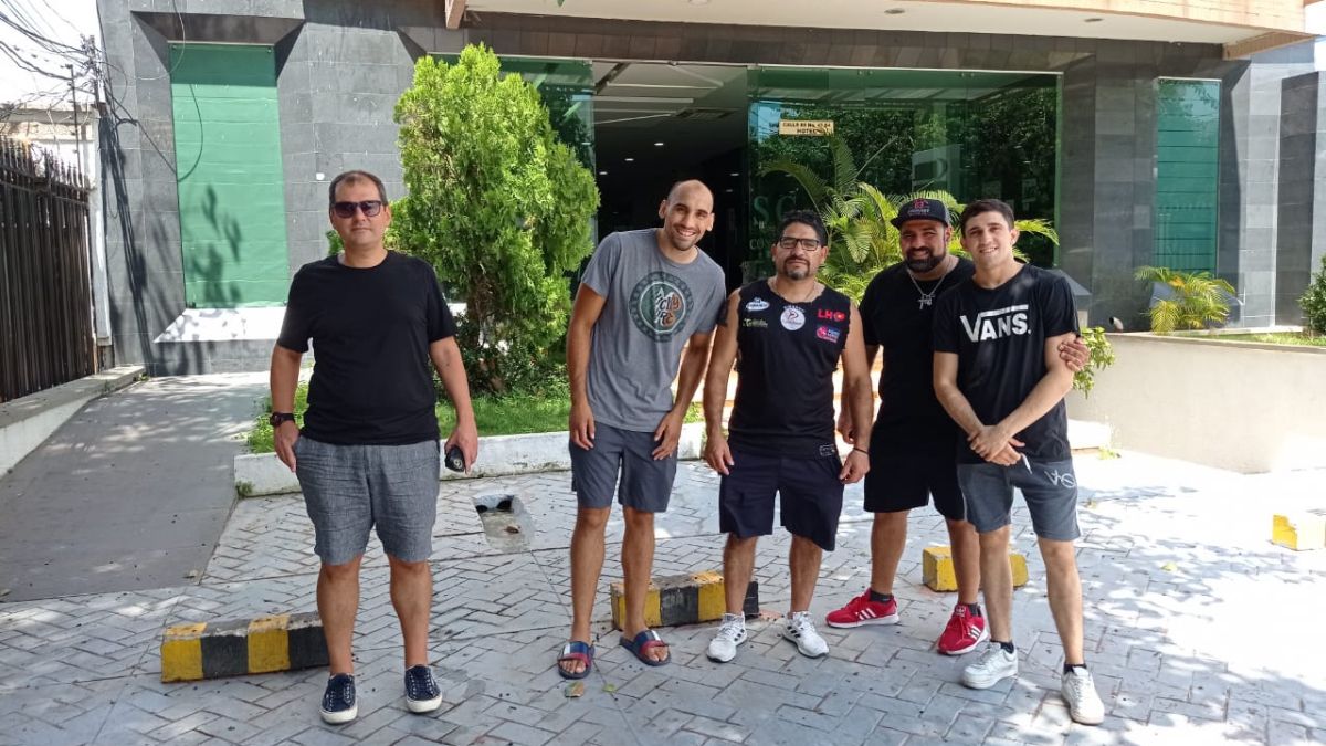 Estos son los argentinos que quedaron varados en Colombia por aumento de las restricciones en el ingreso de viajeros a nuestro país. Guillermo Carpintero (FAB), Emanuel Torres (boxeador), Pablo Chacón, Armando Andrada y Kevin Muñoz, en la puerta del hotel de Barranquilla.
