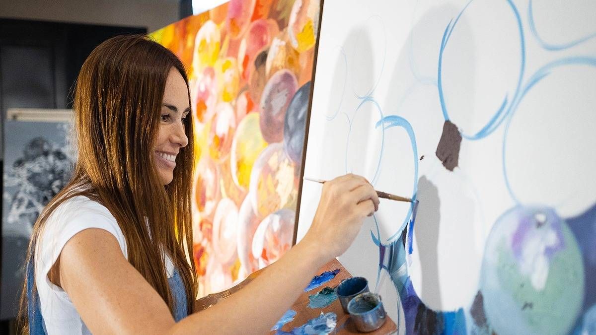 El jueves 27, a las 19, inaugura la muestra de 25 obras de Florencia Aise dedicadas a la Vendimia. El jueves 27, a las 19, inaugura la muestra de 25 obras de Florencia Aise dedicadas a la Vendimia.