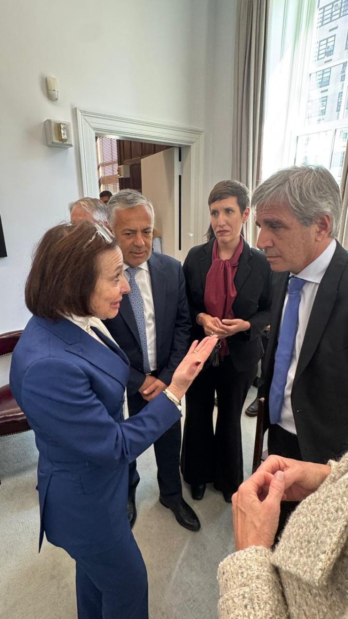 Alfredo Cornejo y la ministra Jimena Latorre estuvieron con el ministro de Economía de la Nación, Luis Caputo.