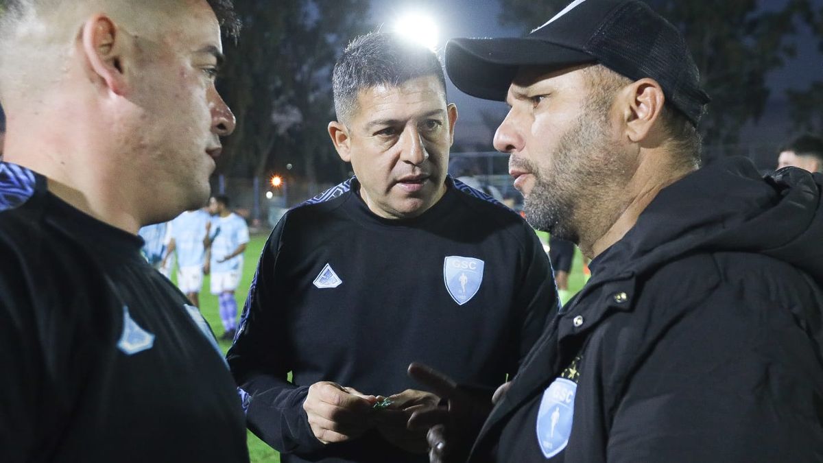 Pablo Jofré junto a su ayudante de campo Daniel Nievas y el preparador físico Gabriel Figueroa. Pablo Jofré junto a su ayudante de campo Daniel Nievas y el preparador físico Gabriel Figueroa.