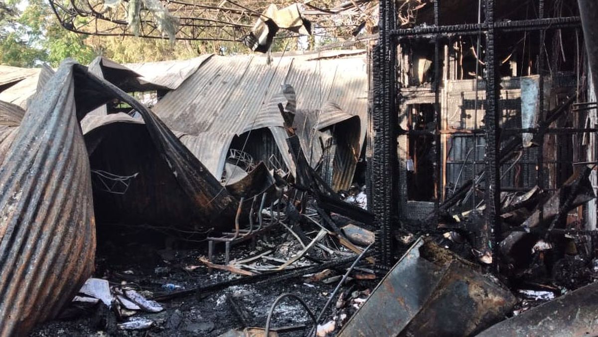 Los peritos de Bomberos de la Policía y Científica harán los peritajes para determinar cómo se originó el incendio en el Ministerio de Seguridad. Los peritos de Bomberos de la Policía y Científica harán los peritajes para determinar cómo se originó el incendio en el Ministerio de Seguridad.