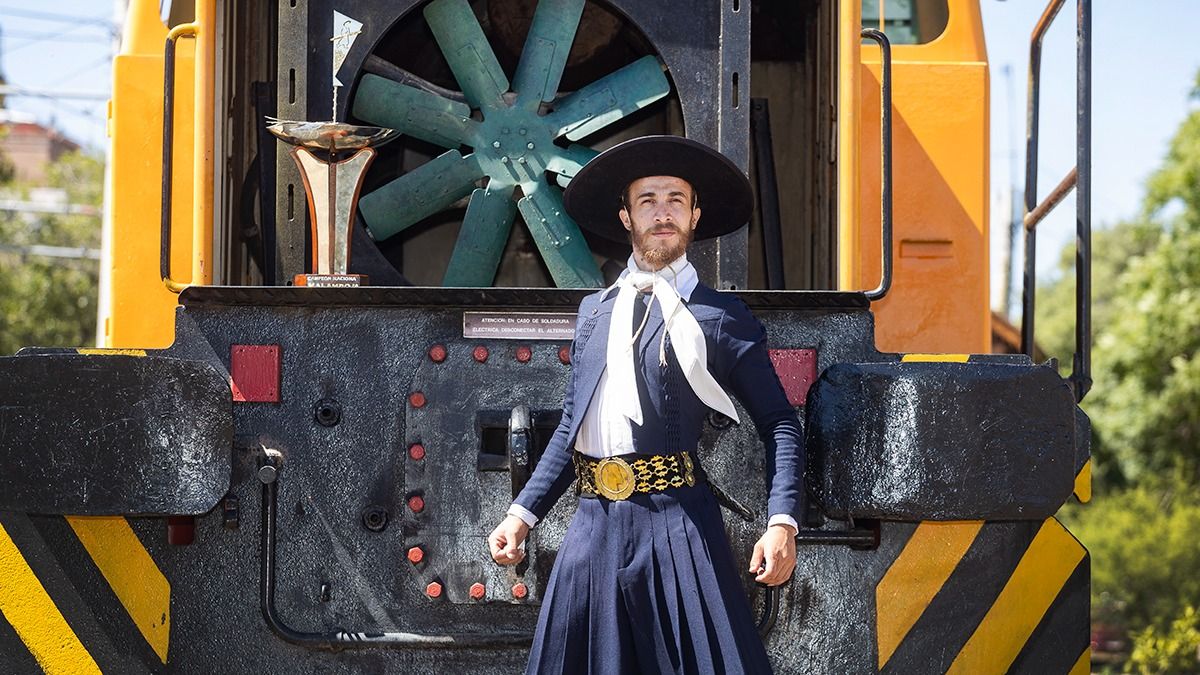 El joven de 28 años es bailarín folclórico, se dedica especialmente al malambo; y además es ferroviario en trenes de carga.