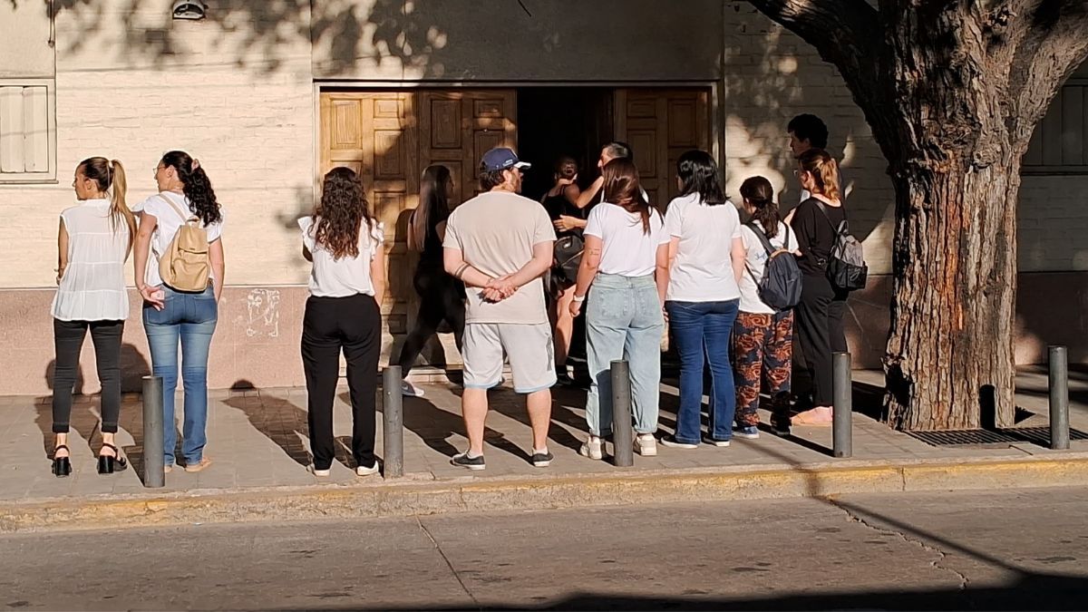El momento previo a la llega del contingente. Poco después los chicos recibieron la noticia de la muerte de su compañera en el interior del establecimiento. El momento previo a la llega del contingente. Poco después los chicos recibieron la noticia de la muerte de su compañera en el interior del establecimiento.