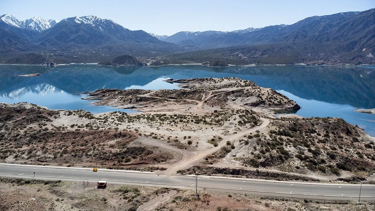 Impactante vista de una de las penínsulas del lago, tomada la semana pasada con un drone. Impactante vista de una de las penínsulas del lago, tomada la semana pasada con un drone.
