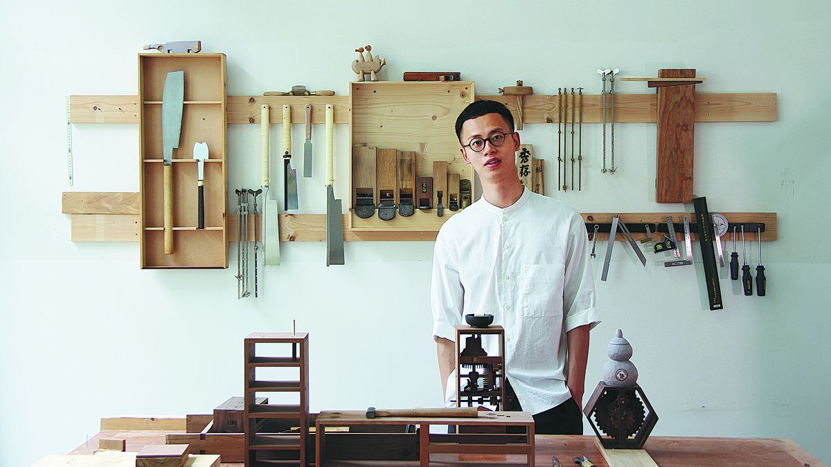 Yu Chenrui con sus muchas herramientas para trabajar la madera en su estudio en Chengdu, provincia de Sichuan. PARA USO DE CHINA DAILY