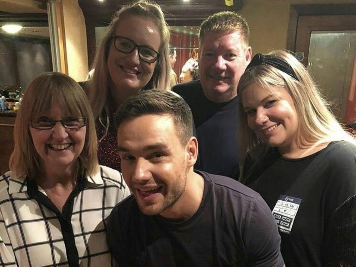 La familia de Liam Payne, conformada por su madre Karen, su padre Geoff y sus hermanas Nicola y Ruth en una postal sacada hace poco tiempo. La familia de Liam Payne, conformada por su madre Karen, su padre Geoff y sus hermanas Nicola y Ruth en una postal sacada hace poco tiempo.