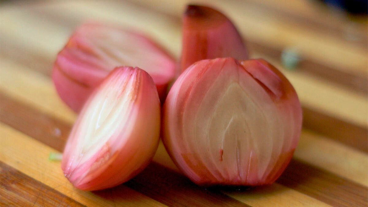 La receta de cebollitas en escabeche es fácil de hacer y lleva simples ingredientes.