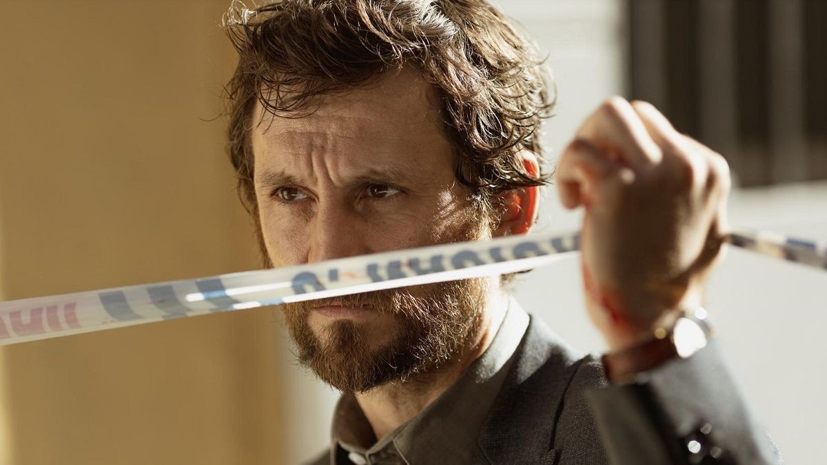 Santo es una serie de Netflix protagonizada por Raúl Arévalo.