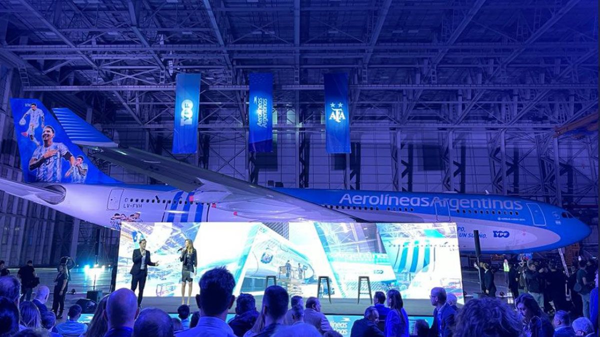 Aerolíneas Argentinas presentó el avión que viajará al Mundial Qatar 2022