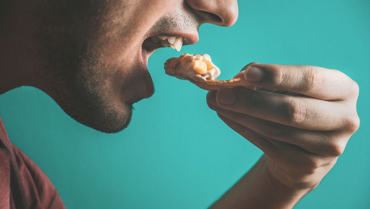 Se dice que comer y después meterse a la pileta o bañarse hace que se corte la digestión y se produzcan calambres. Fuente Canva Se dice que comer y después meterse a la pileta o bañarse hace que se corte la digestión y se produzcan calambres. Fuente Canva
