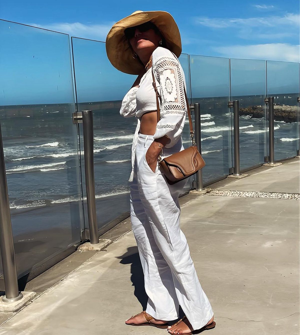 En pantaloncitos off-white y transparencias, Florencia de la V paraliza el verano. En pantaloncitos off-white y transparencias, Florencia de la V paraliza el verano.