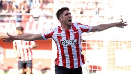 Estudiantes volvió al triunfo al golear a Huracán