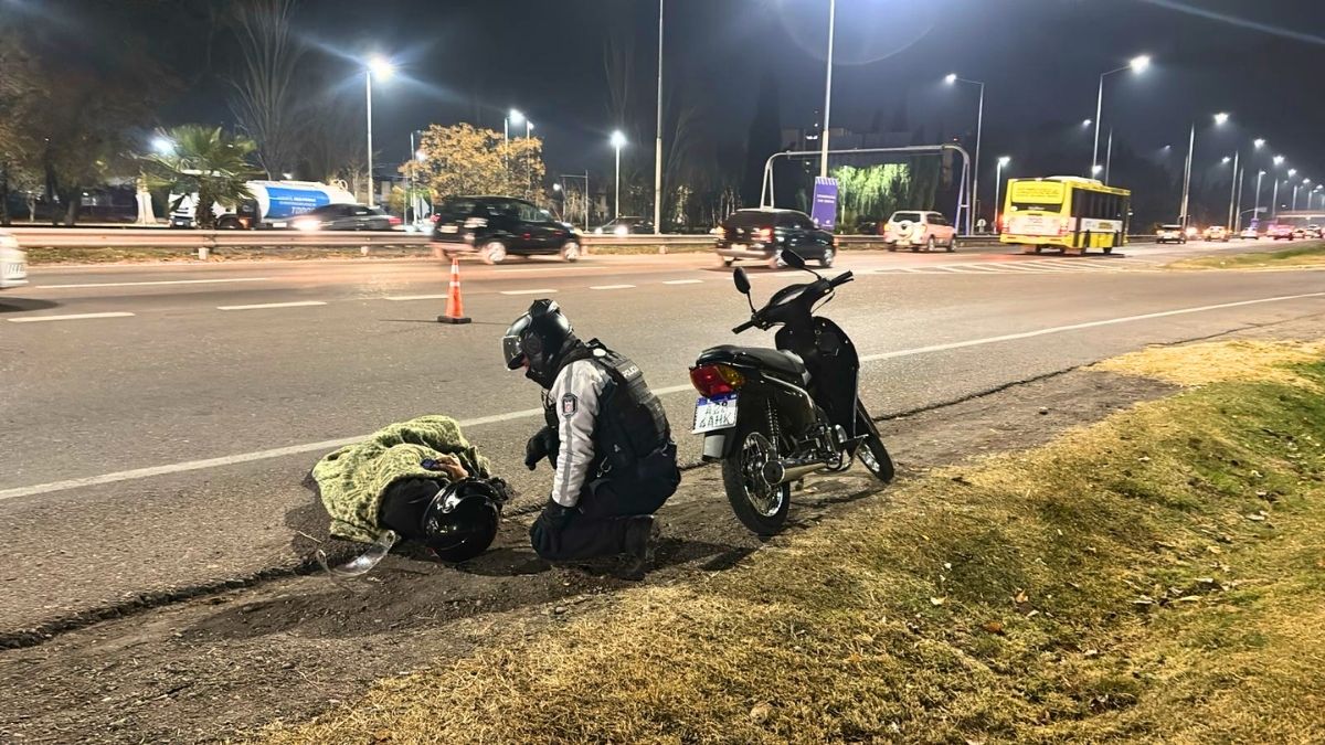 El motociclista cayó sobre el Acceso Este. Foto: Matías Pascualetti/Radio Nihuil.