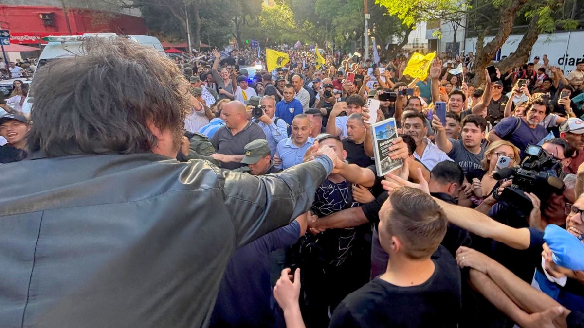 Javier Milei responde a los saludos de la militancia en calle Garibaldi, de Ciudad. Javier Milei responde a los saludos de la militancia en calle Garibaldi, de Ciudad.