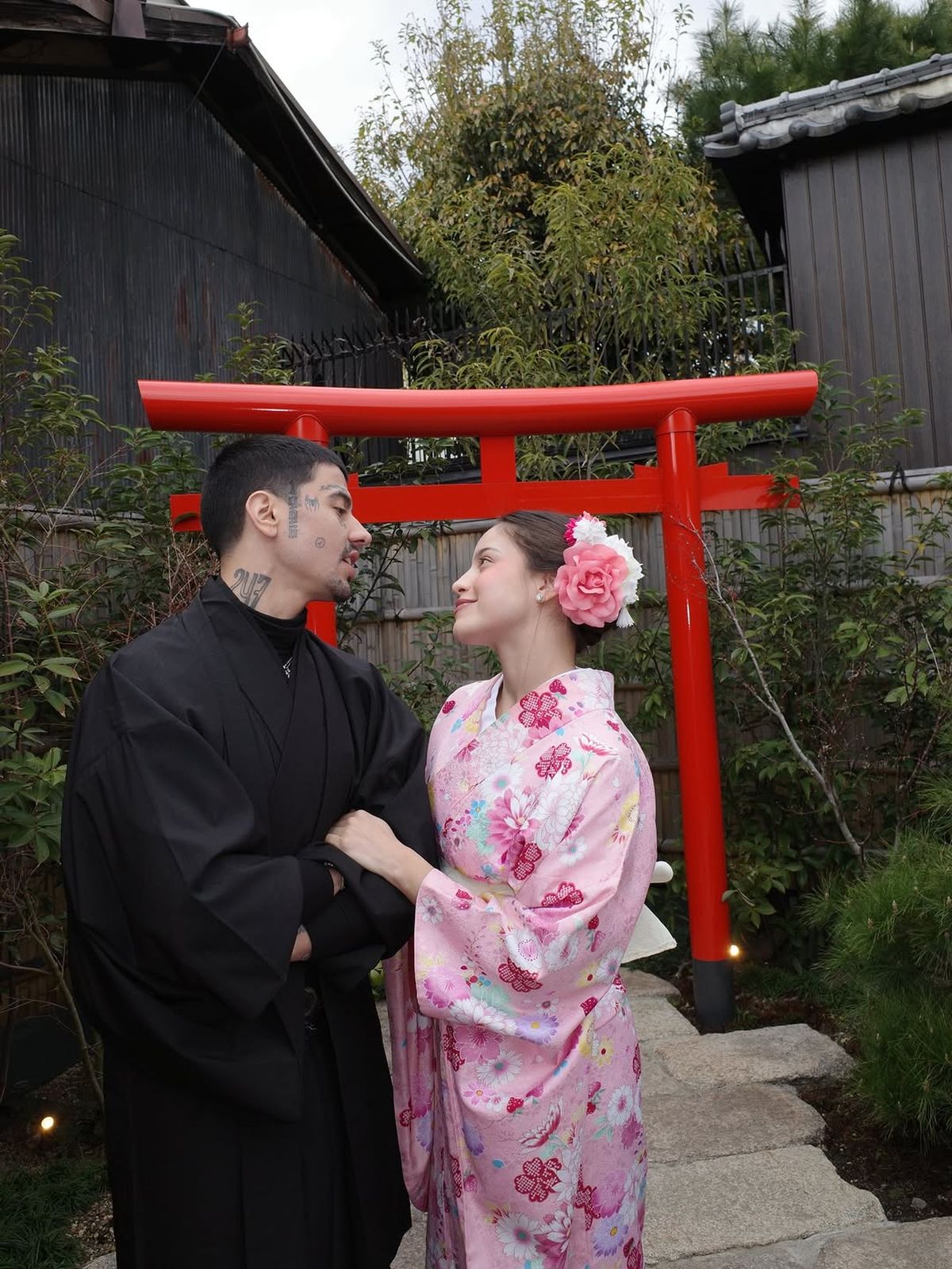 Emilia Mernes y Duki en Jap&oacute;n en medio del esc&aacute;ndalo con Tini Stoessel.