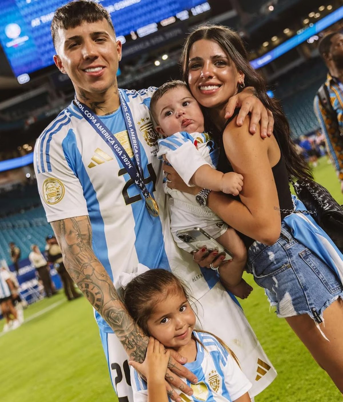 Enzo Fern&aacute;ndez junto a Valentina Cervantes y sus hijos.
