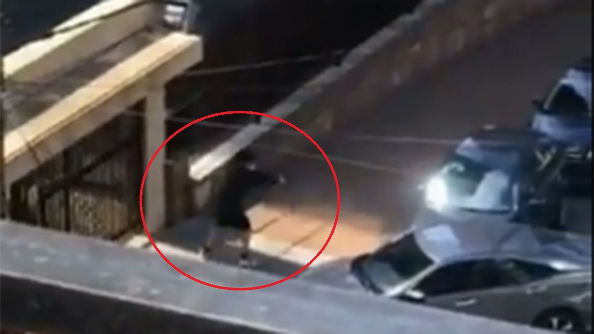 Video: le pegó 7 tiros al auto que le tapaba la cochera