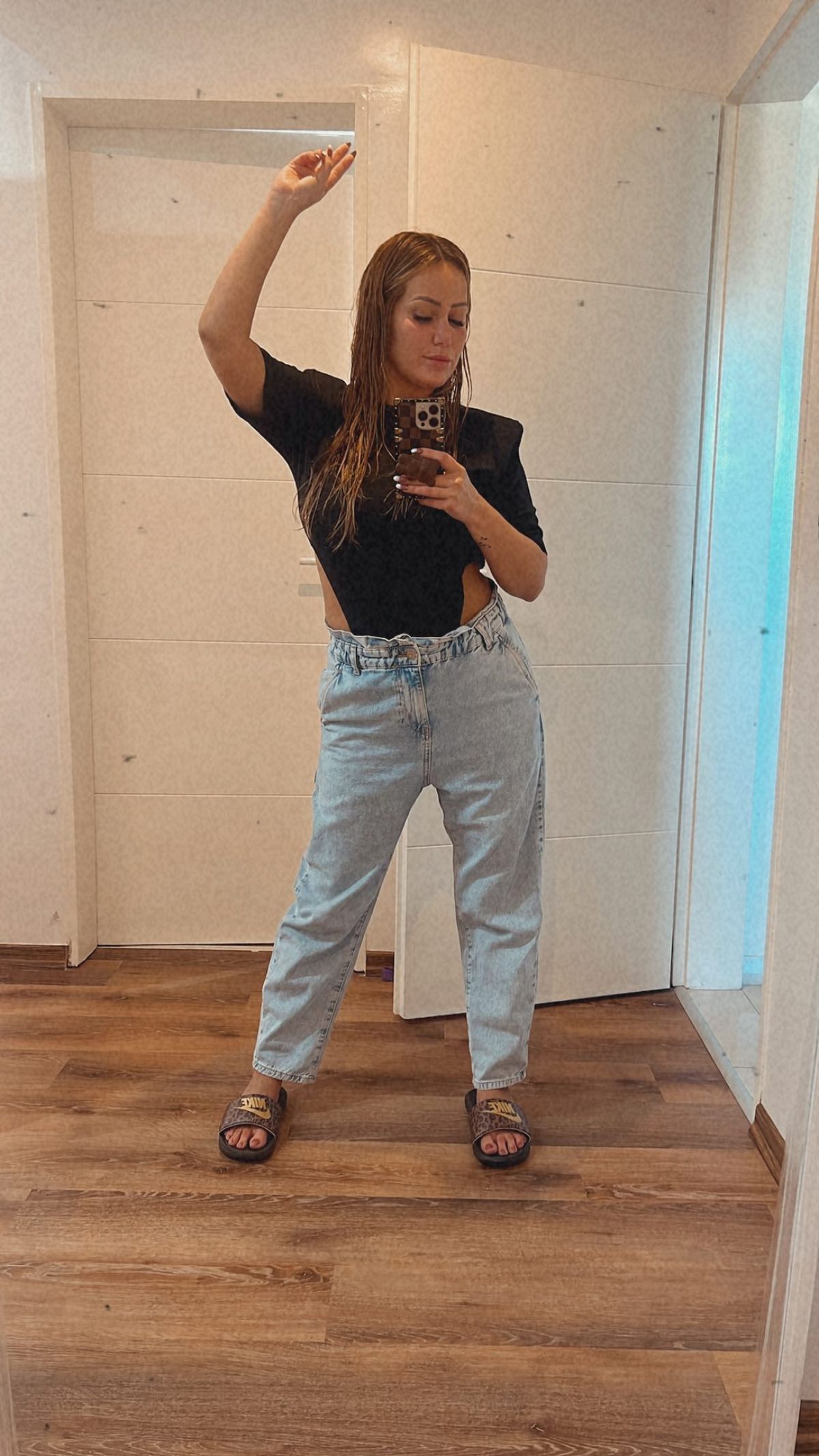 Karina La Princesita le copia el look a Cathy Fulop: jeans, body cavado y más. Karina La Princesita le copia el look a Cathy Fulop: jeans, body cavado y más.