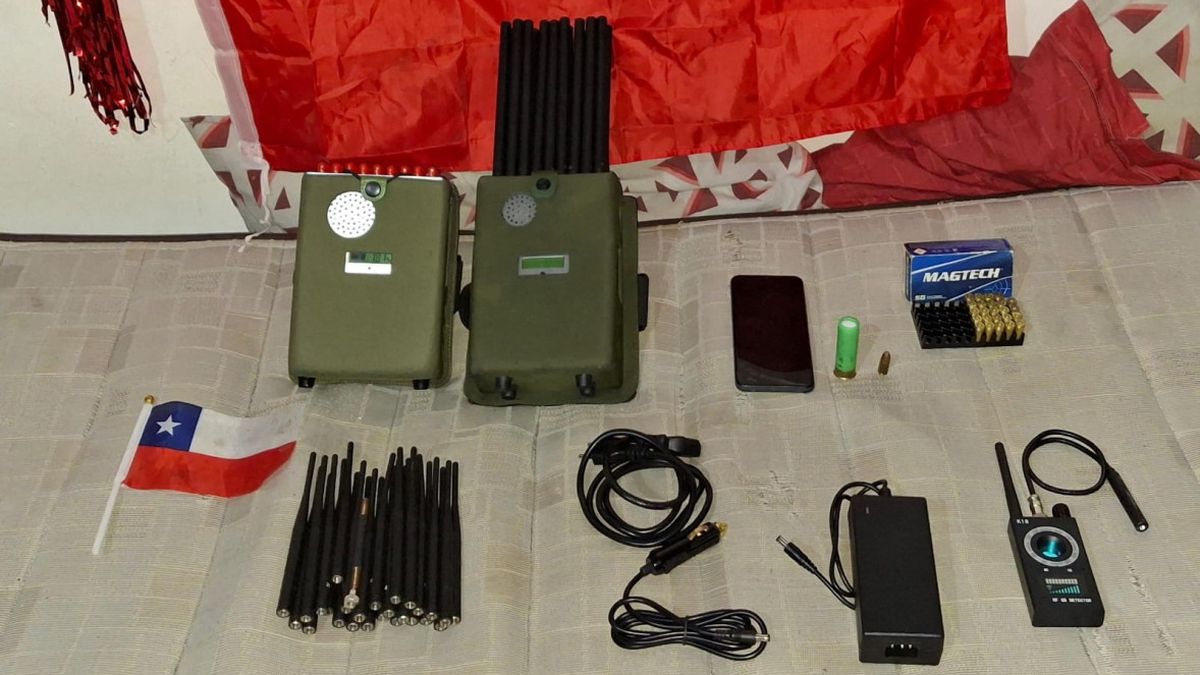 Gendarmería Nacional también secuestró inhibidores de señal, armas, municiones y otros elementos. Gendarmería Nacional también secuestró inhibidores de señal, armas, municiones y otros elementos.