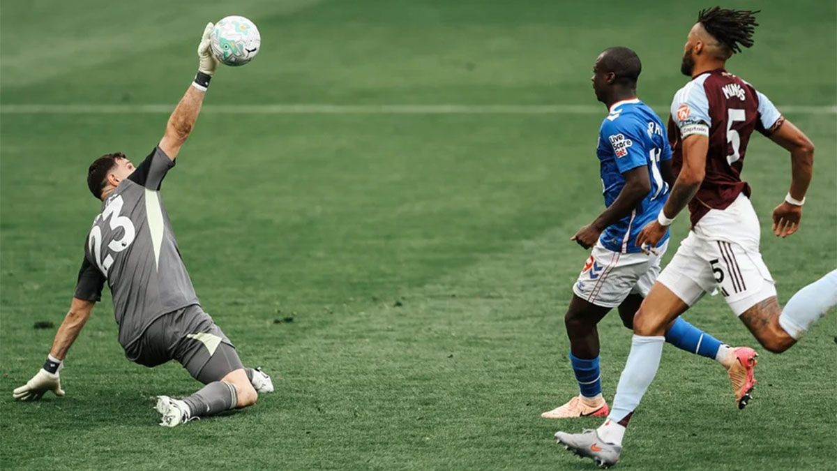La monumental atajada de Dibu Martínez que salvó al Aston Villa: ganó y se acerca a la Champions