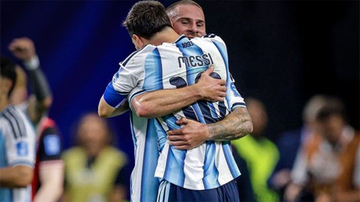 Alexis Mac Allister abraza a Messi.