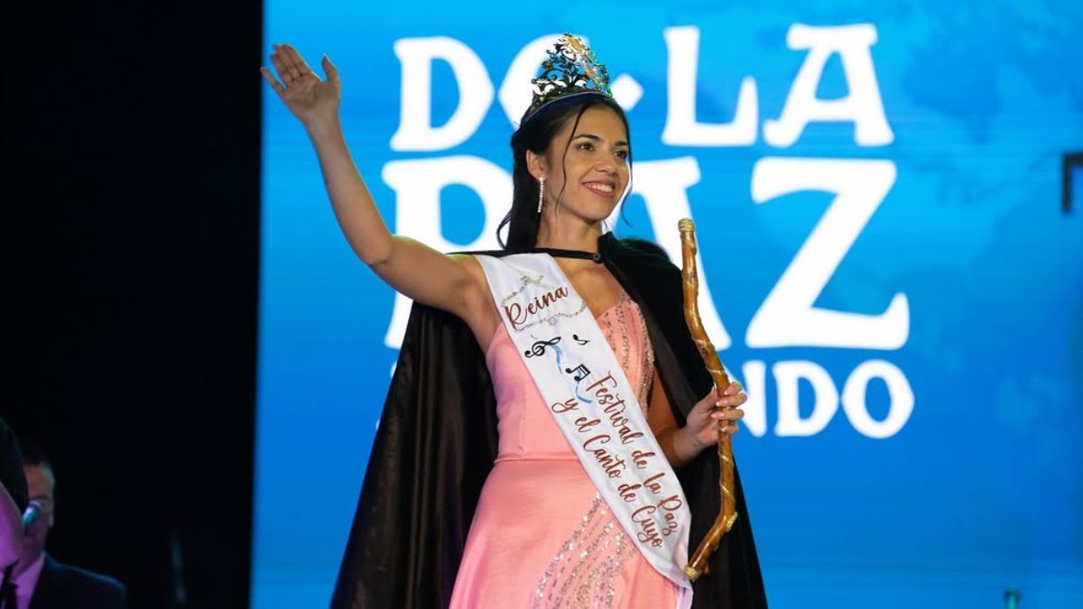 Gimena Lucero fue coronada como la nueva reina de la 37° edición del Festival de La Paz y el Canto de Cuyo. Gimena Lucero fue coronada como la nueva reina de la 37° edición del Festival de La Paz y el Canto de Cuyo.