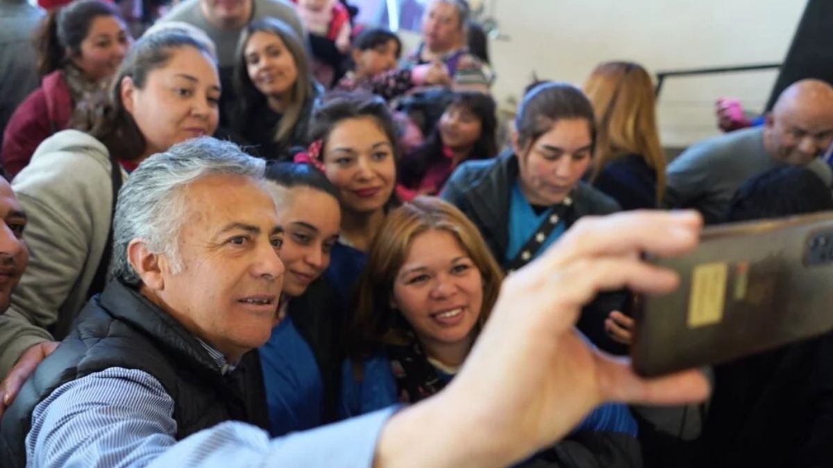 Alfredo Cornejo estuvo con el candidato a intendente, Marcos Calvente, hablándoles a sus militantes en Guaymallén. Alfredo Cornejo estuvo con el candidato a intendente, Marcos Calvente, hablándoles a sus militantes en Guaymallén.