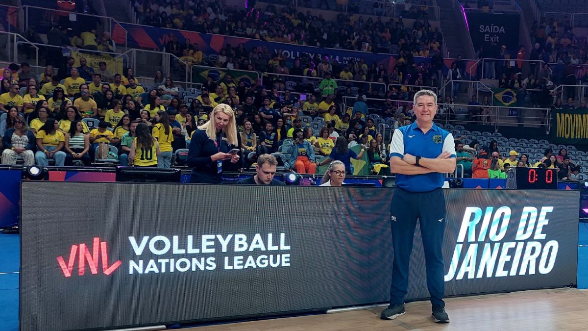 El árbitro internacional de vóleibol Fabian Cancia, explicó los últimos cambios reglamentarios impuestos por la FIVB y usados en el pasado Mundial femenino de tailandia y el actual Mundial de vóley masculino de Filipinas.