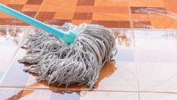 Cómo limpiar el piso con pocos ingredientes para que las baldosas queden relucientes como un espejo