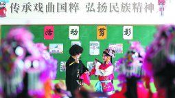 Una profesora da indicaciones a una alumna durante una clase sobre los conceptos básicos de la Ópera de Pekín en una escuela primaria en el condado de Longyao, provincia de Hebei. LUO XUEFENG / XINHUA